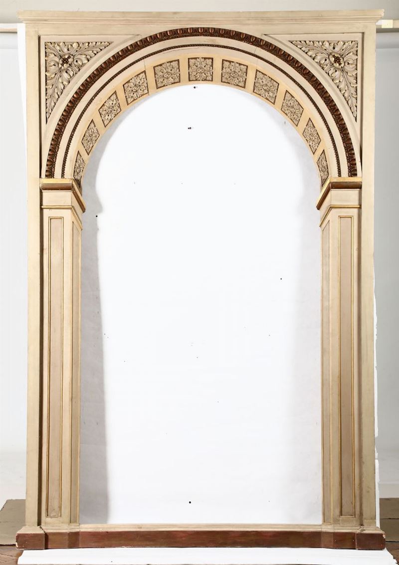 Grande arco decorativo in legno intagliato e laccato, XVIII secolo  - Auction Furnitures, Paintings and Works of Art - Cambi Casa d'Aste