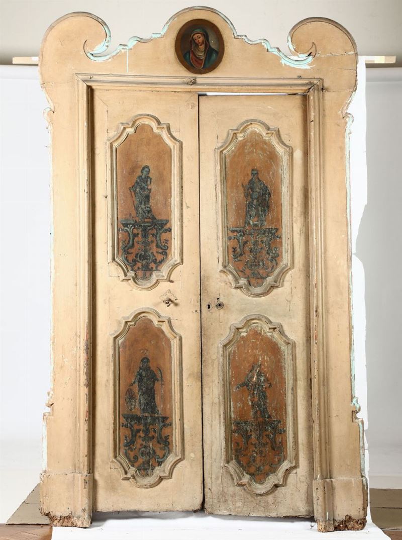 Porta a due ante in legno dipinto con cornice sagomata, XVIII secolo  - Auction Furnitures, Paintings and Works of Art - Cambi Casa d'Aste