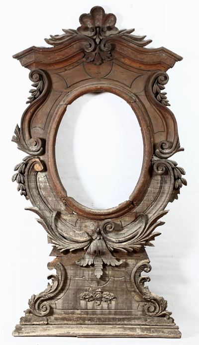 Grande Cornice Ovale in Noce Scolpito a Volute Fogliacee, XVIII Secolo