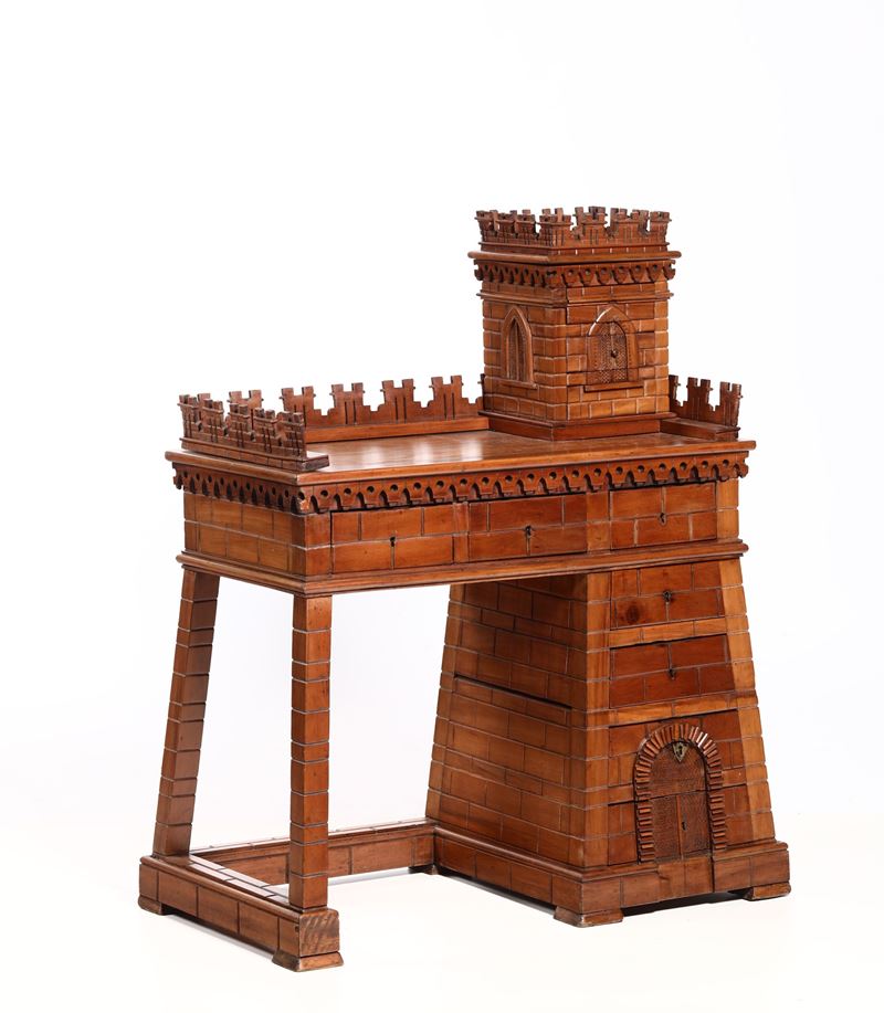 Scrivania in legno intagliato a forma di castello. XX secolo  - Auction Antique - Cambi Casa d'Aste