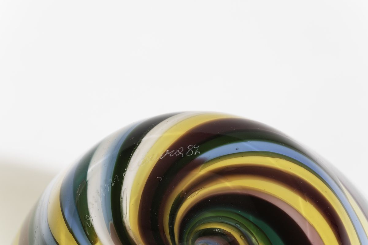 Laura De Santillana (1955-2019), Vaso troncoconico in vetro incamiciato con decoro policromo a te...