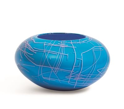 Toots Zynsky, Vaso Folto, vetro soffiato incamiciato con decoro astratto in fili (Murano, 1984 ca...