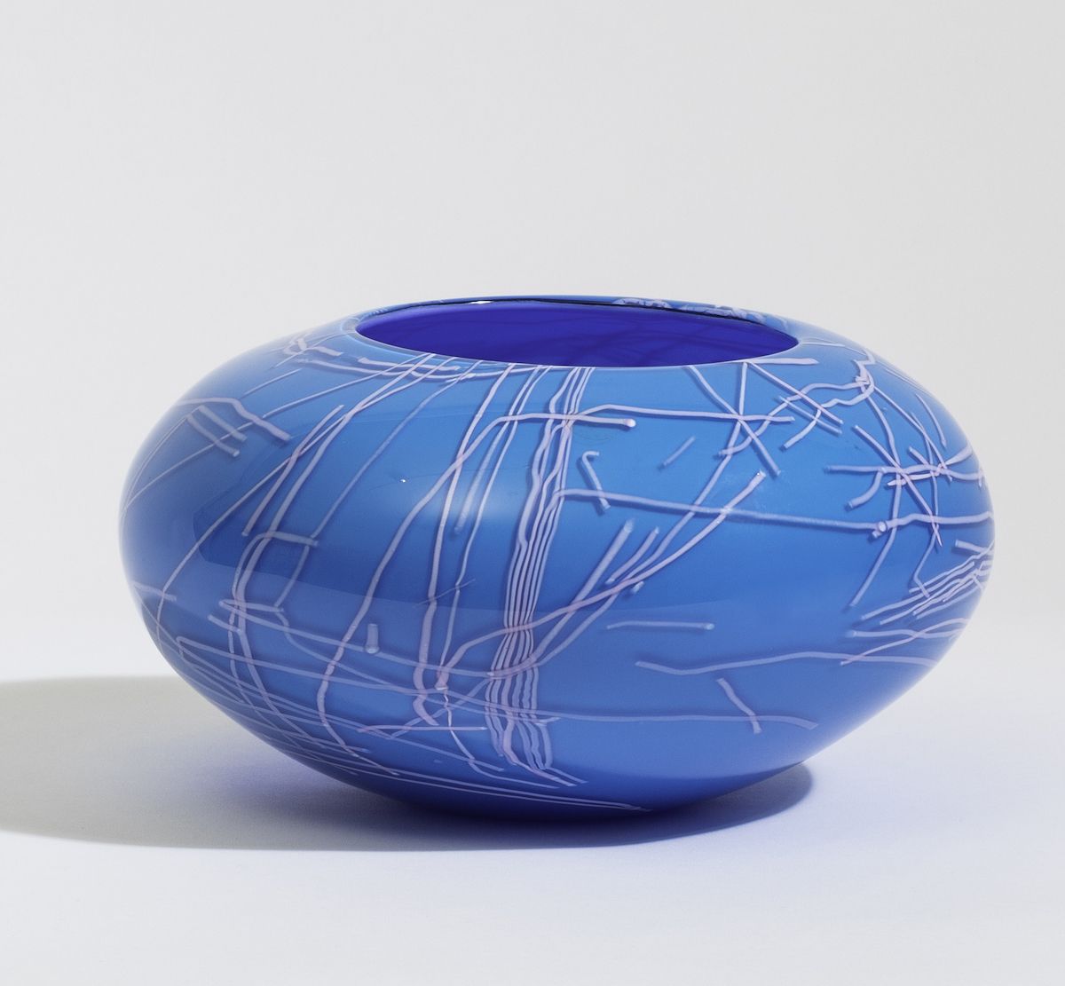 Toots Zynsky, Vaso Folto, vetro soffiato incamiciato con decoro astratto in fili (Murano, 1984 ca...