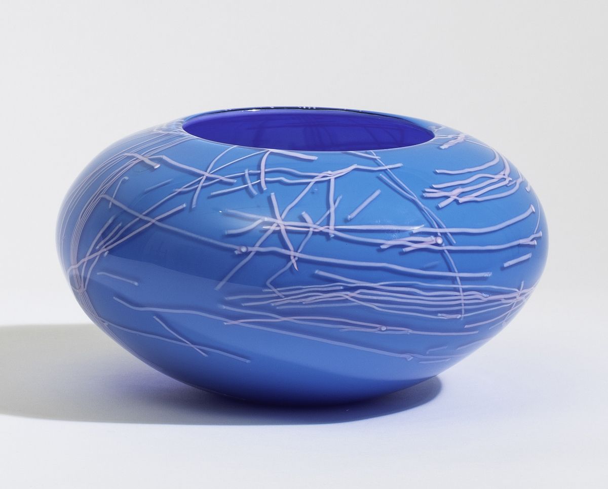 Toots Zynsky, Vaso Folto, vetro soffiato incamiciato con decoro astratto in fili (Murano, 1984 ca...