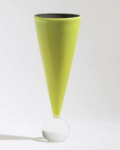 Laura Diaz De Santillana, Vaso conico “Serie Biro”, vetro incamiciato zolfo su piedistallo in cri...
