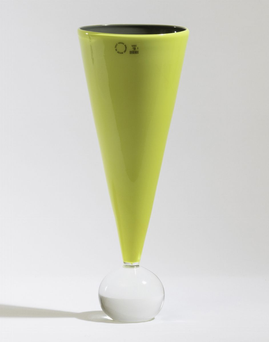 Laura Diaz De Santillana, Vaso conico “Serie Biro”, vetro incamiciato zolfo su piedistallo in cri...