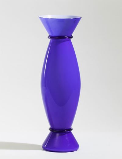 Alessandro Mendini, Vaso Venini “Acco” in vetro incamiciato blu (Murano, 1989 ca.)