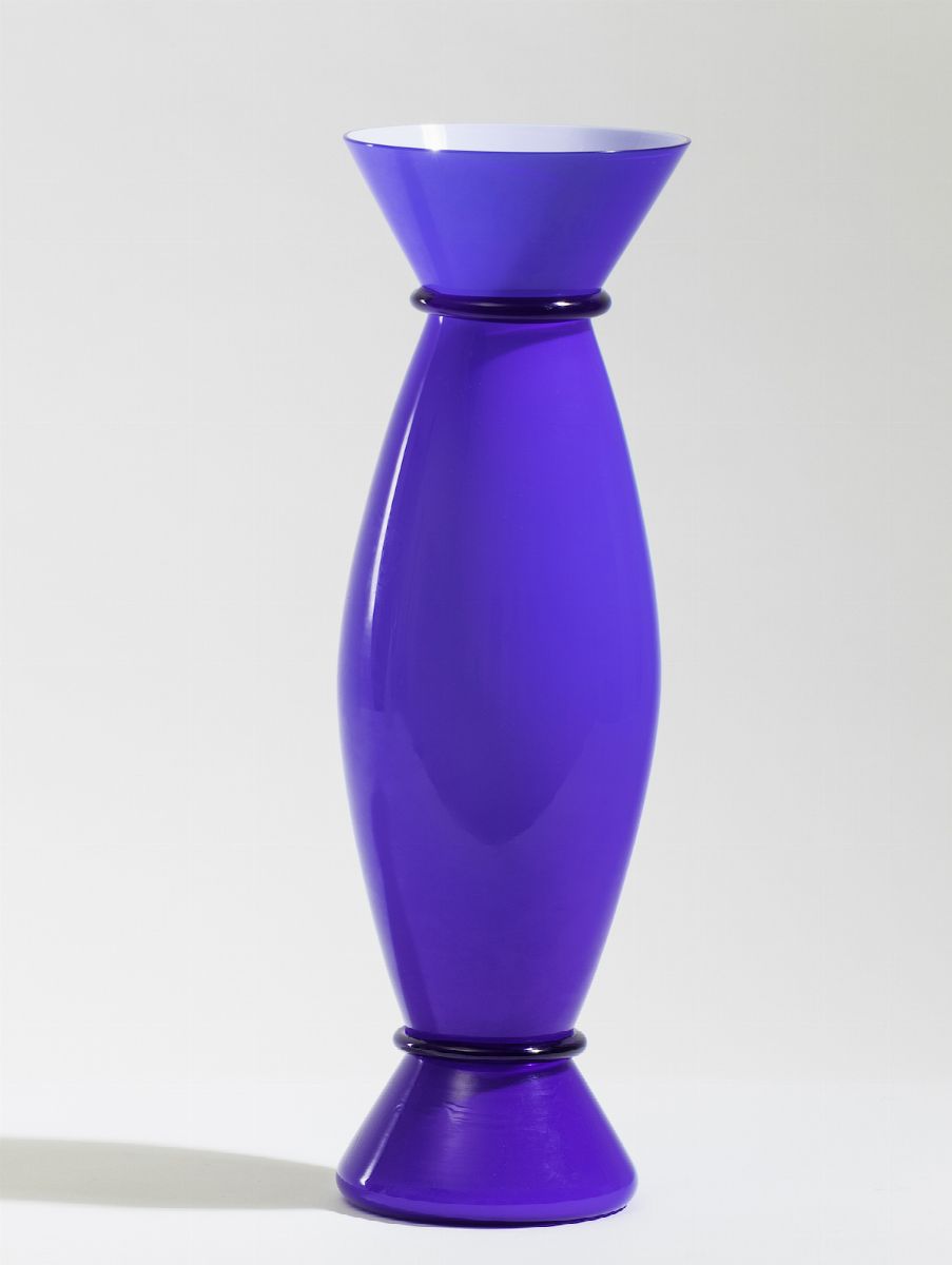 Alessandro Mendini, Vaso Venini “Acco” in vetro incamiciato blu (Murano, 1989 ca.)