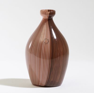 Venini, Vaso a bottiglia “Tessuti” in vetro soffiato con decoro a canne policrome (Murano), 1987 ...