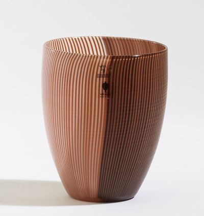 Carlo Scarpa e Paolo Venini, Vaso troncoconico “Tessuti” in vetro soffiato policromo lavorato all...