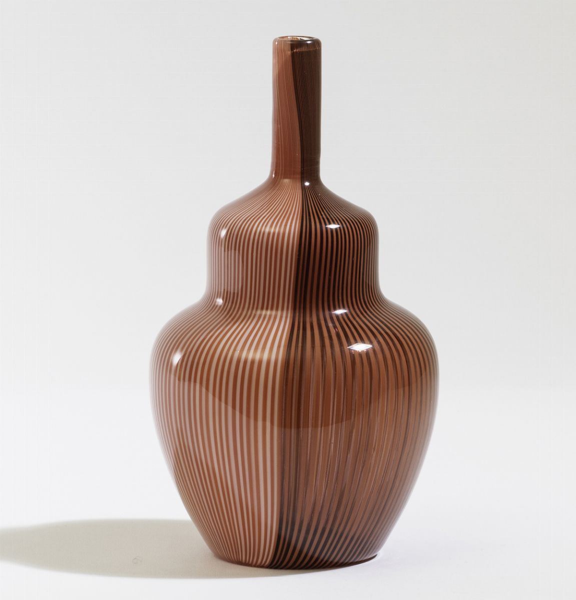Venini (attrib.), Vaso a bottiglia “Tessuti” in vetro soffiato, canne policrome