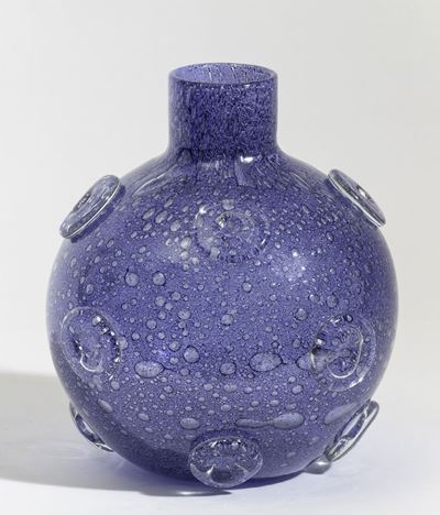Ercole Barovier, Vaso “Efeso” in vetro blu con decoro di bolle sommerse e applicazioni a disco in...