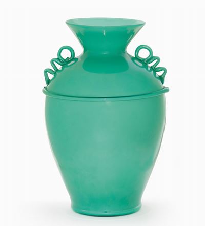 Vetreria Barovier e Seguso, Vaso ad anfora in vetro soffiato opalino con cordolo e anse serpentif...