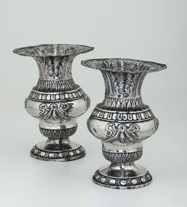 Coppia di vasi in argento fuso, sbalzato e cesellato. Manifattura romana, probabile fine del XVIII secolo  [..]