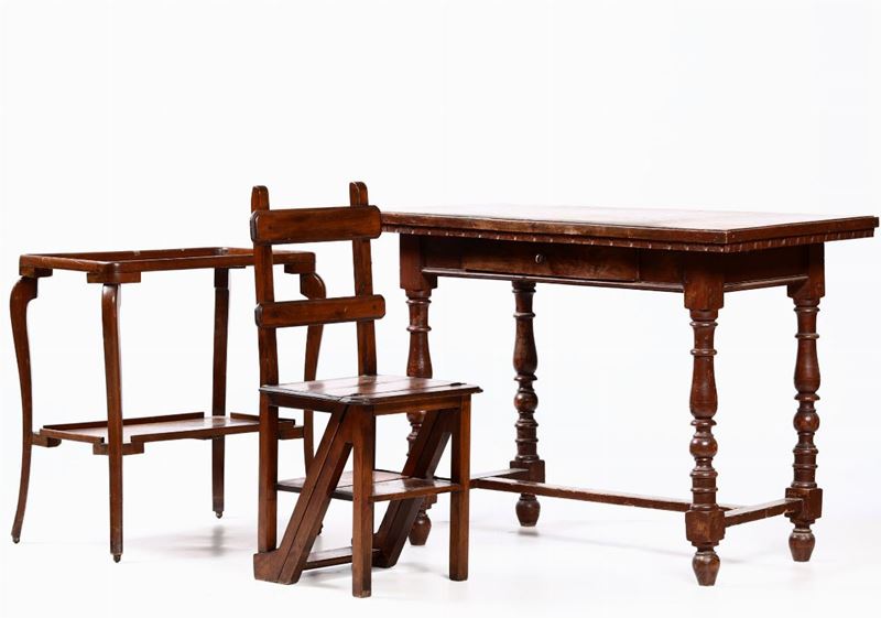 Lotto composto da due tavolini e una sedia a scaletta  - Asta Antiquariato III - Asta a Tempo - Cambi Casa d'Aste