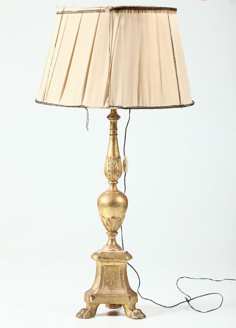 Lampada in legno intagliato e dorato, XVIII secolo  - Asta Arredi, Dipinti e Oggetti d'Arte - Cambi Casa d'Aste