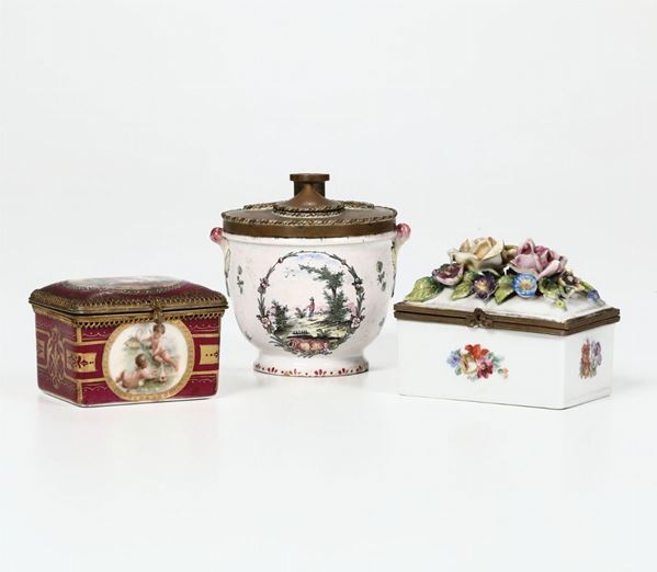 Un calamaio in maiolica e due scatoline in porcellana. XIX-XX secolo