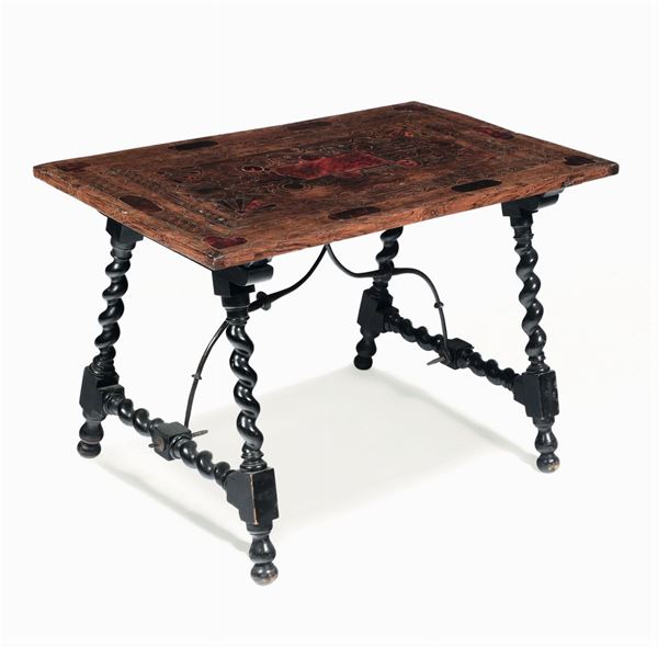 Tavolino basso intarsiato con inserti in tartaruga e traverse in ferro, XVII-XVIII secolo