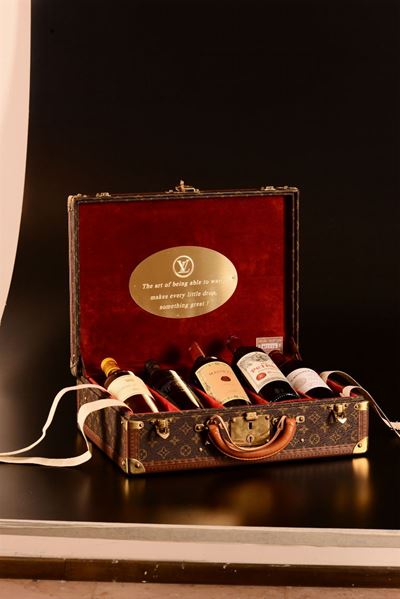 Selezione di Vini Pregiati Entro Valigetta Louis Vuitton in Tela Monogram con Finiture in Pelle e...