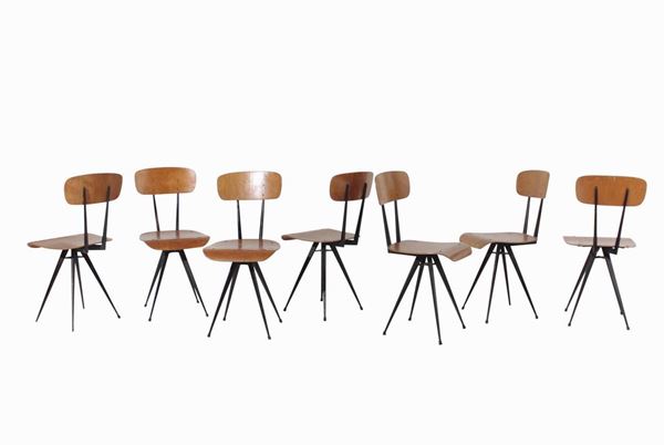 Sette sedie con struttura in metallo e sedute e schienale in legno.