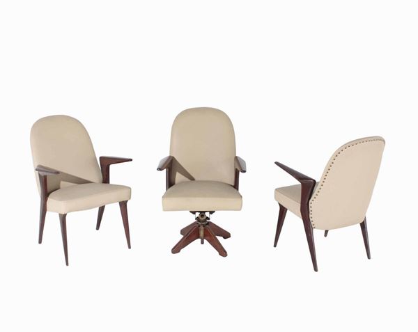 Gruppo di tre sedie di cui una con base girevole. Struttura in legno e rivestimenti in skai.