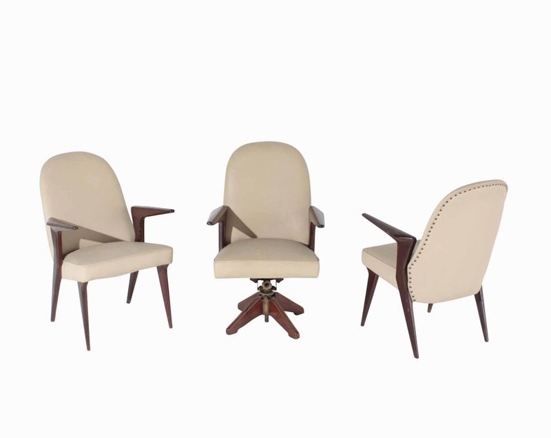 Gruppo di tre sedie di cui una con base girevole. Struttura in legno e rivestimenti in skai.  - Auction Design - Cambi Casa d'Aste