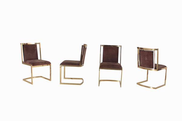 Quattro sedie con struttura in ottone e rivestimenti in velluto.