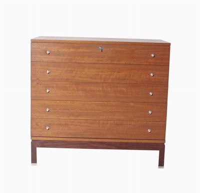 Cassettiera con Struttura in Legno e Dettagli in Alluminio.