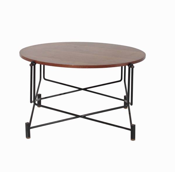 Tavolo basso con struttura in metallo e piano in legno.