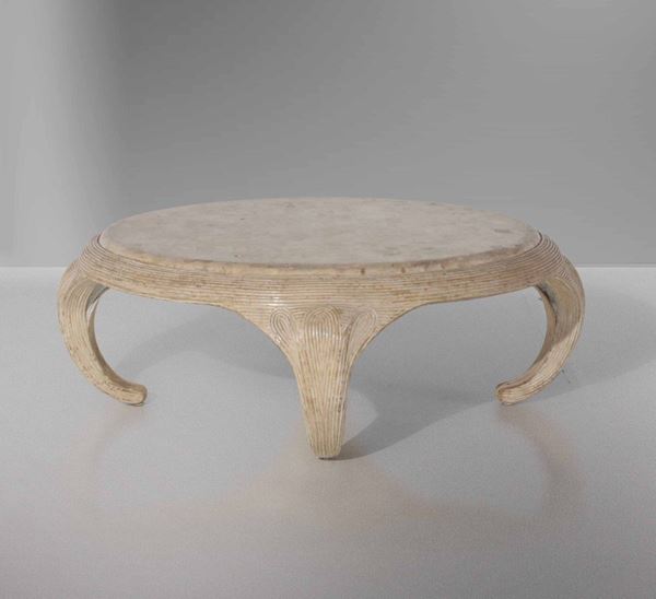 Tavolo basso in legno intagliato e laccato.