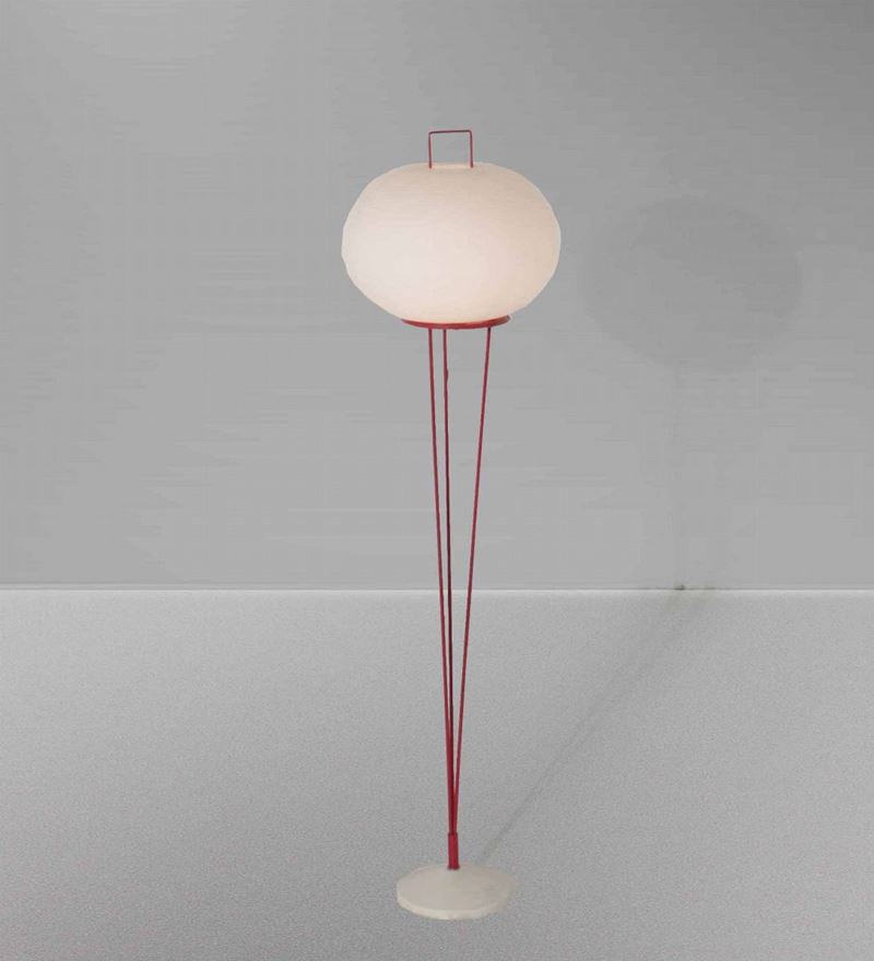 Lampada da terra con struttura in metallo laccato e diffusore in vetro opalino.  - Auction Design - Cambi Casa d'Aste