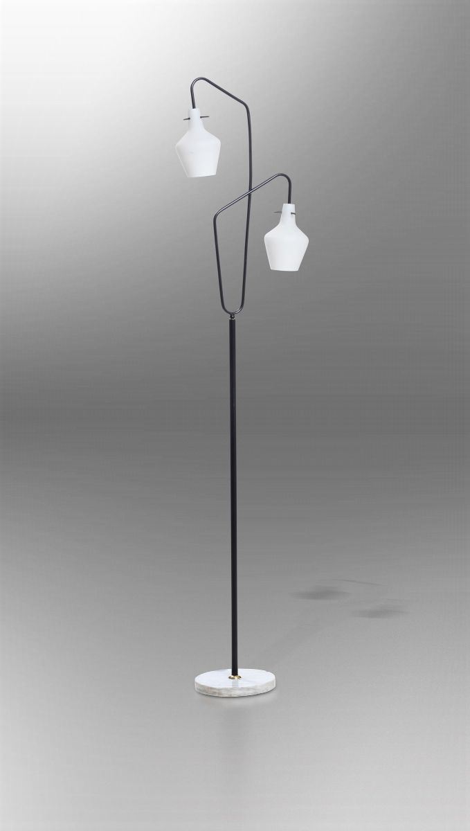 Lampada da terra con struttura in ottone laccato, diffusori in vetro opalino e base in marmo.  - Auction Design - Cambi Casa d'Aste