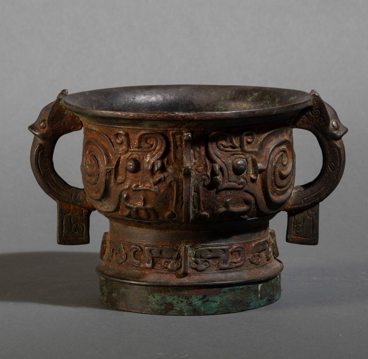 Vaso Gui in Bronzo con Decoro D'ispirazione Arcaica a Rilievo e Anse a Foggia di Animali Fantasti...