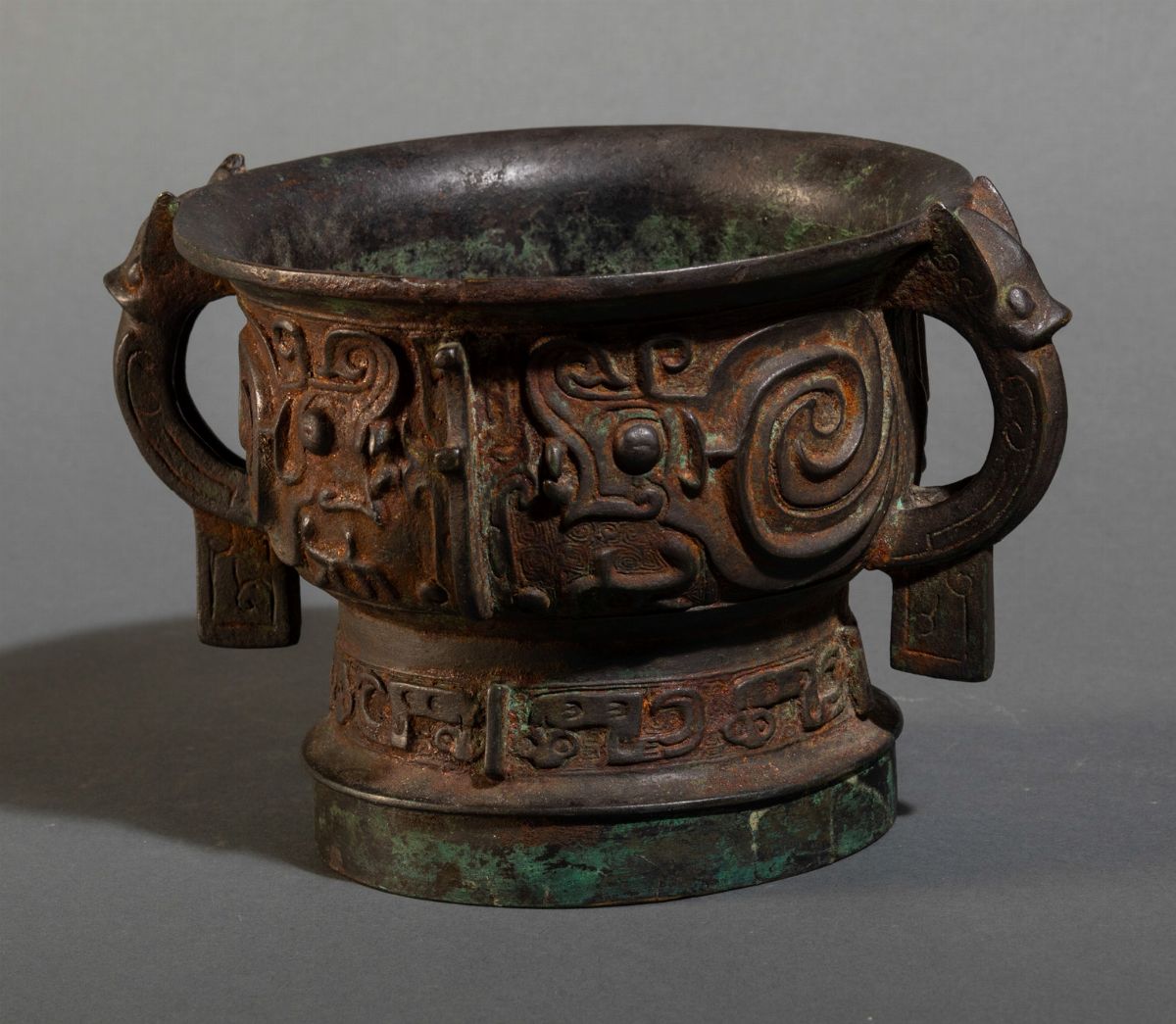 Vaso Gui in Bronzo con Decoro D'ispirazione Arcaica a Rilievo e Anse a Foggia di Animali Fantasti...