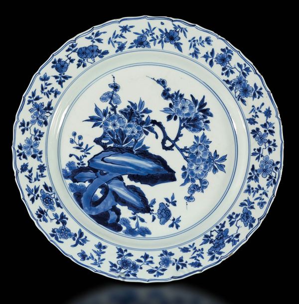Piatto in porcellana bianca e blu con scena a soggetto naturalistico centrale e decoro floreale, Cina, Dinastia Qing, marca e del periodo Kangxi (1662-1722)