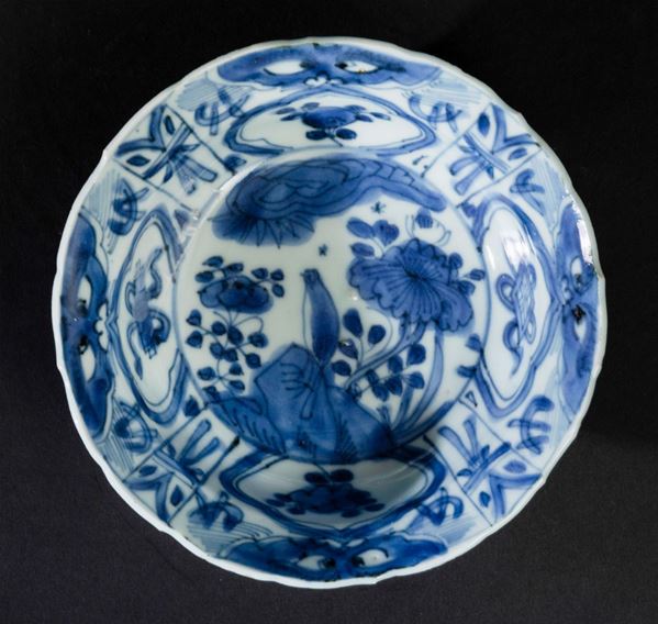 Ciotola in porcellana bianca e blu con decoro naturalistico e raffigurazione centrale di uccellino entro paesaggio, Cina, Dinastia Ming, epoca Wanli (1573-1619)