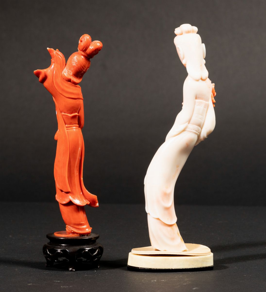 Due Figure di Fanciulle con Fiori Scolpite in Corallo Rosa e Rosso, Cina, Inizi XX Secolo