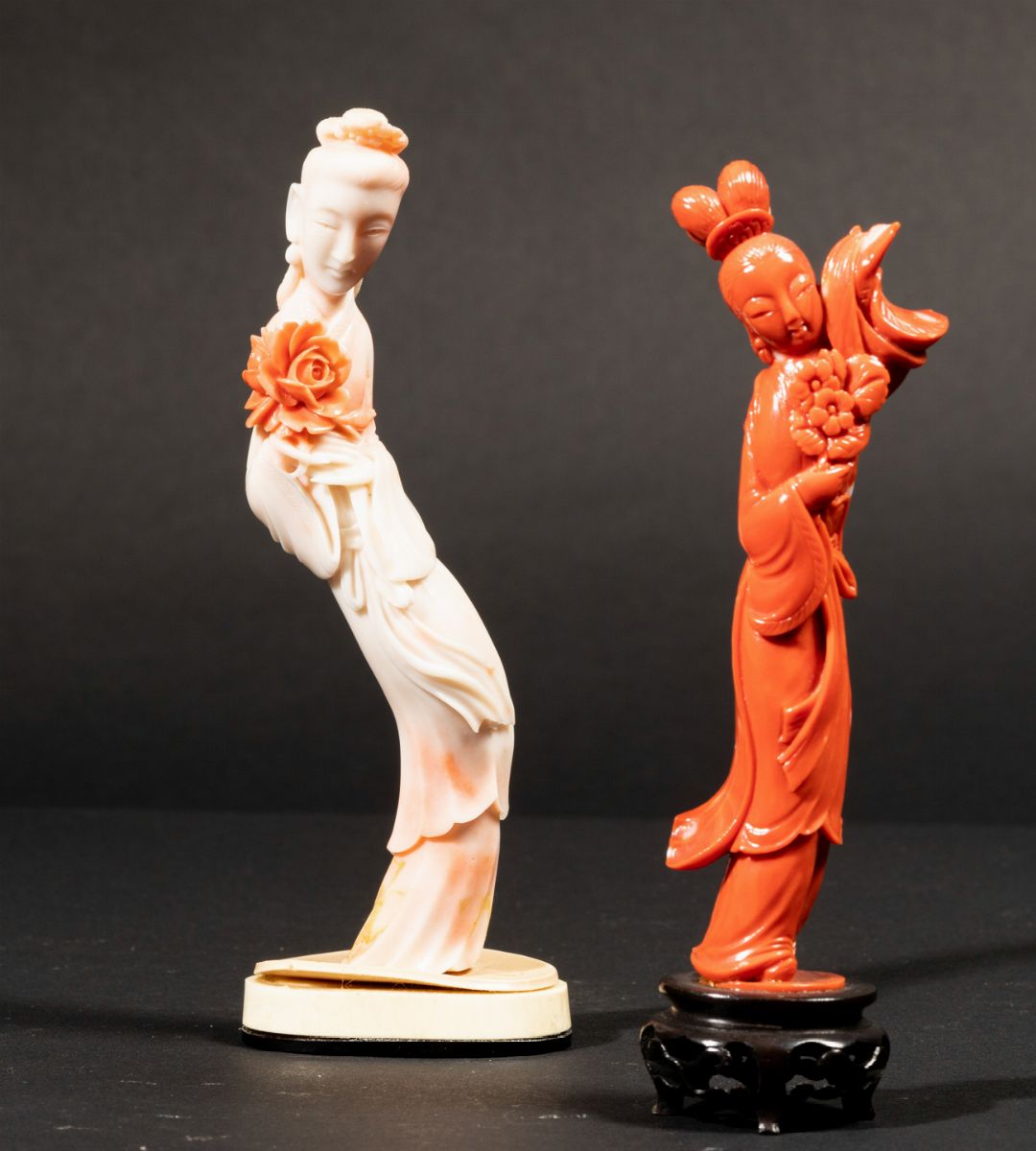 Due Figure di Fanciulle con Fiori Scolpite in Corallo Rosa e Rosso, Cina, Inizi XX Secolo