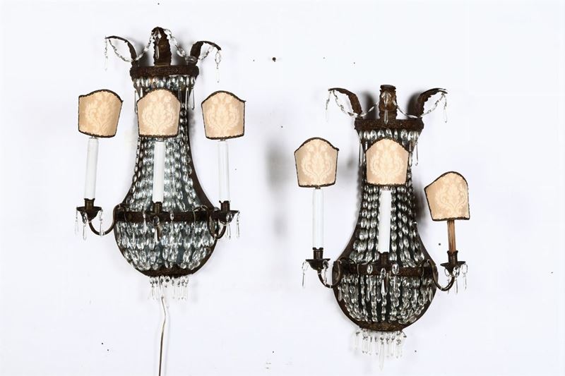 Coppia di appliques a tre luci in metallo e cristalli, XIX secolo  - Asta Arredi, Dipinti e Oggetti d'Arte - Cambi Casa d'Aste