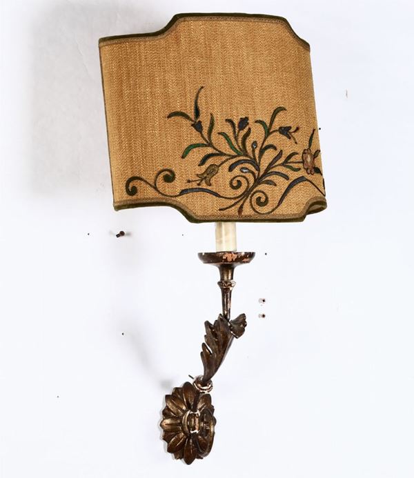 Applique ad una fiamma in legno intagliato e dorato, XIX secolo