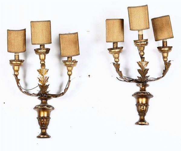 Coppia di appliques a tre luci in legno intagliato e dorato, XIX secolo
