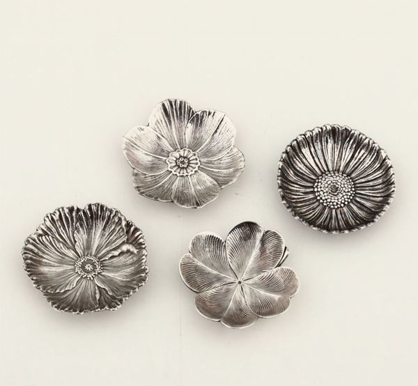 Gruppo di quattro ciotole in argento primo titolo a foggia floreale. Maison Gianmaria Buccellati. Italia XX-XXI secolo