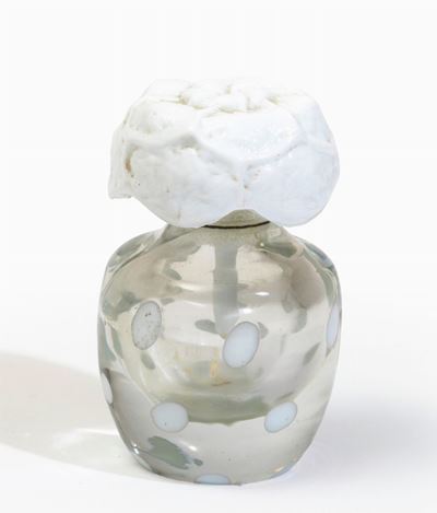 Carlo Scarpa, Flacone portaprofumo in vetro cristallo e vetro lattimo (Murano), 1940 ca