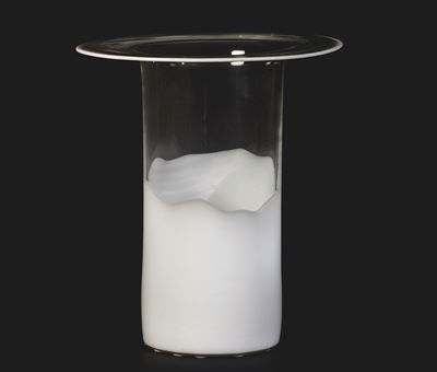 Giusto Toso, Leucos. Grande vaso cilindrico in vetro cristallo e lattimo (Murano, 1970 ca.)
