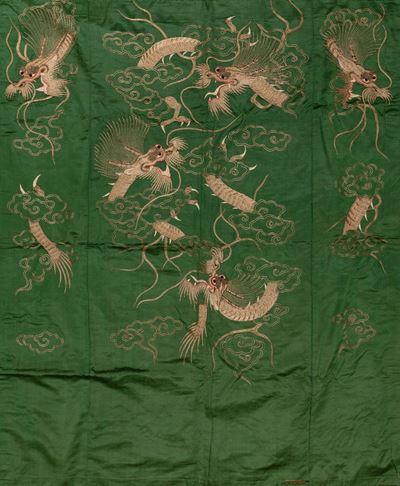 Tessuto in Seta Ricamata con Decoro di Draghi tra le Nuvole su Fondo Verde, Cina, Dinastia Qing, ...
