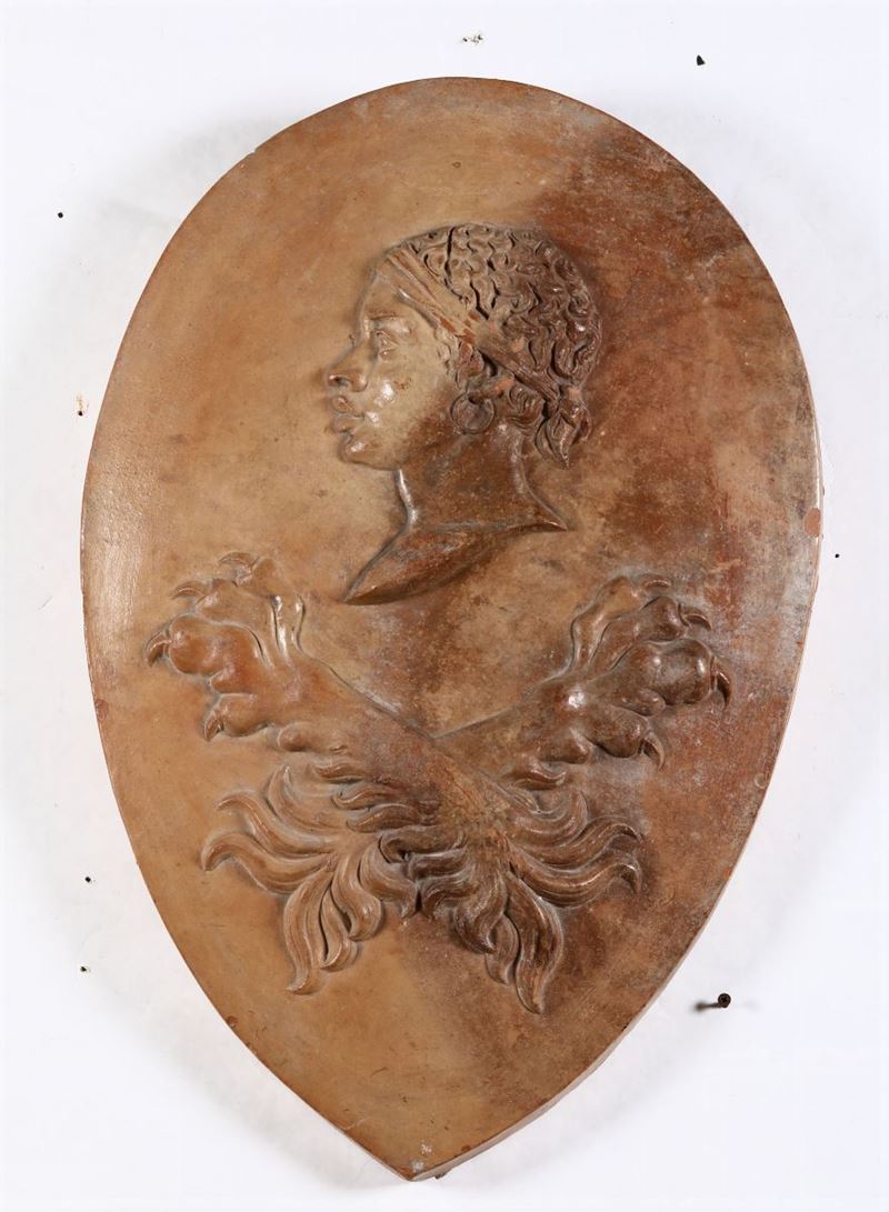 Scudo ovale in terracotta firmato e datato  - Asta Arredi, Dipinti e Oggetti d'Arte - Cambi Casa d'Aste