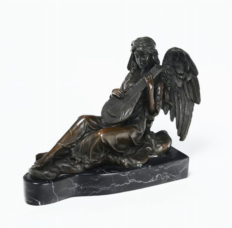 Scultura in bronzo raffigurante Angelo musicante, inizi XX secolo  - Auction Furnitures, Paintings and Works of Art - Cambi Casa d'Aste