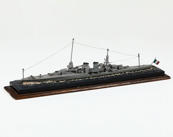 Modellino di nave da guerra in legno