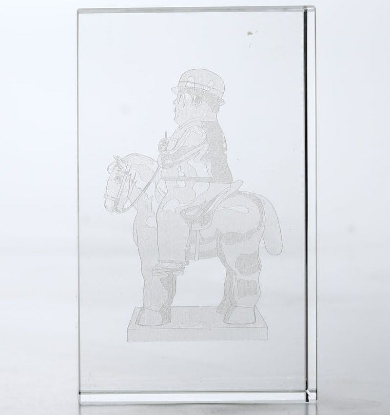 Fermacarte in cristallo con inclusa opera di Botero  - Asta Rari e curiosi oggetti da una collezione romana | Asta a Tempo - Cambi Casa d'Aste