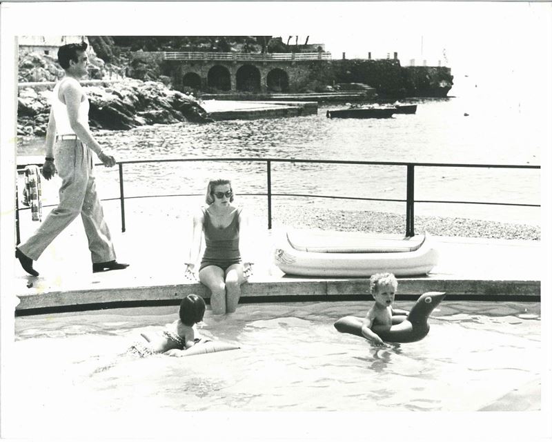 Principessa Grace, Principessa Carolina e Principe Alberto in piscina, giugno 1960  - Asta C'era una volta a Hollywood - Cambi Casa d'Aste